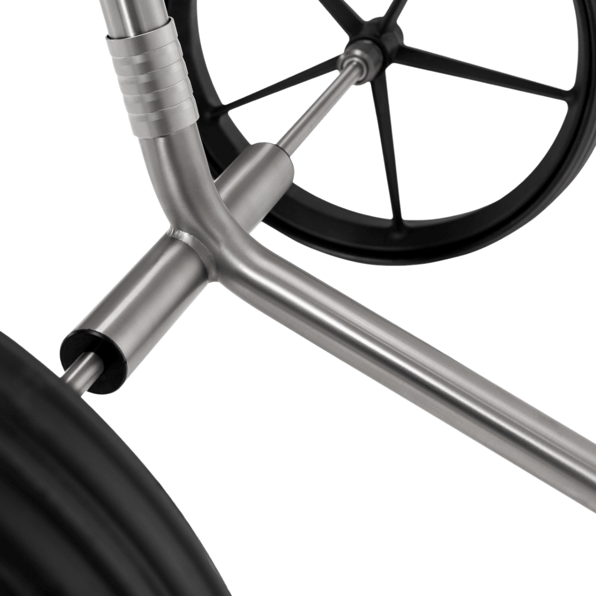 TiCad Pro Golftrolley zwei-rad GFK Rahmen Aluminium gebürstet nahaufnahme Radbefestigung.
