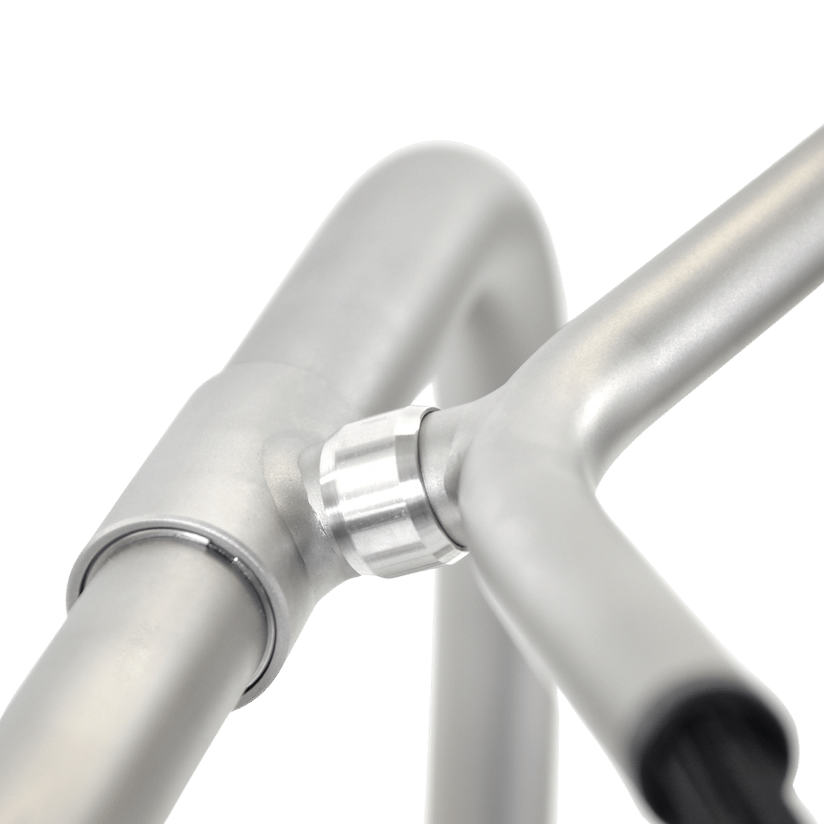 Titanfarbener TiCad Tango Elektro-Golftrolley-Rahmen mit robustem Metallgelenk und integriertem Parkbremsmechanismus.