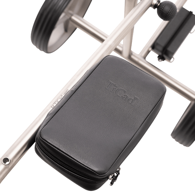 Schwarze TiCad Scoretasche aus Leder mit Prägung und Reißverschluss.