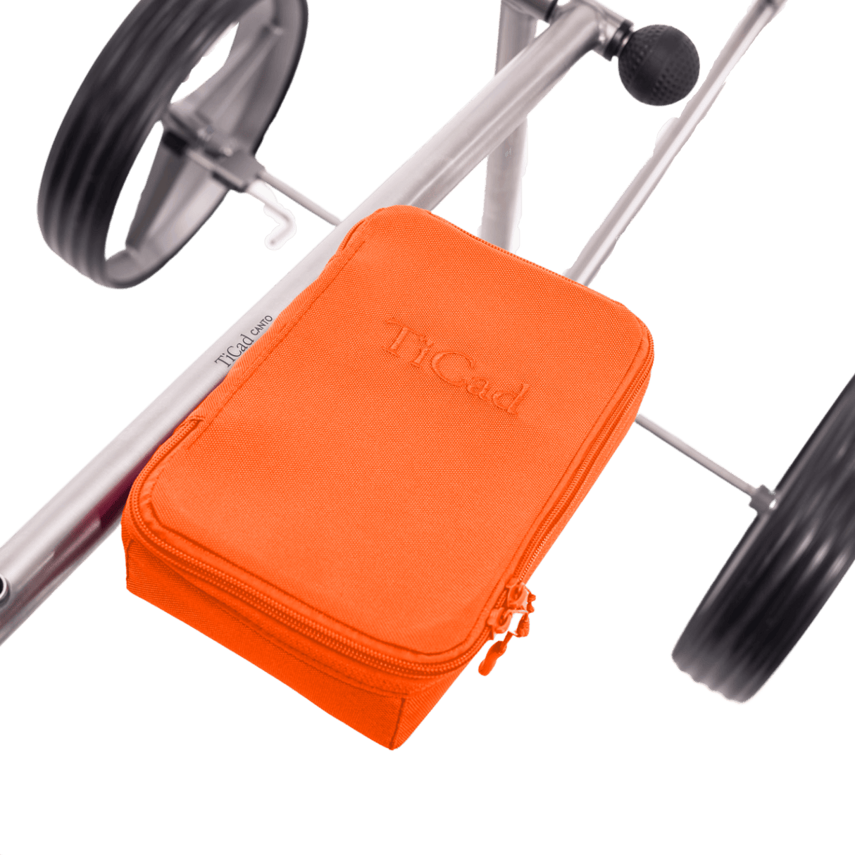 Orangefarbene TiCad Scoretasche aus Leder mit Reißverschluss am Golftrolley befestigt.
