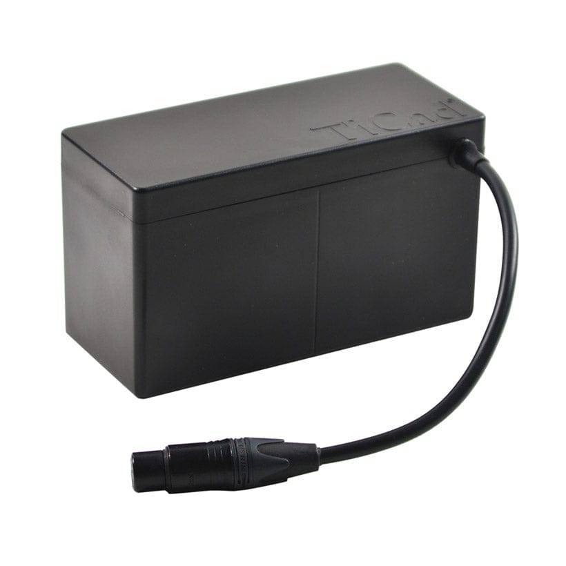 Schwarze rechteckige TiCad Standard-Akku mit angehängtem 3-poligem Stecker und Kabel.