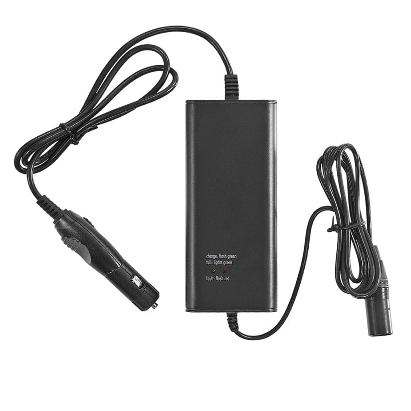 Schwarzes TiCad Ladegerät mit integriertem Zigarettenanzünderstecker und Anschlusskabel.