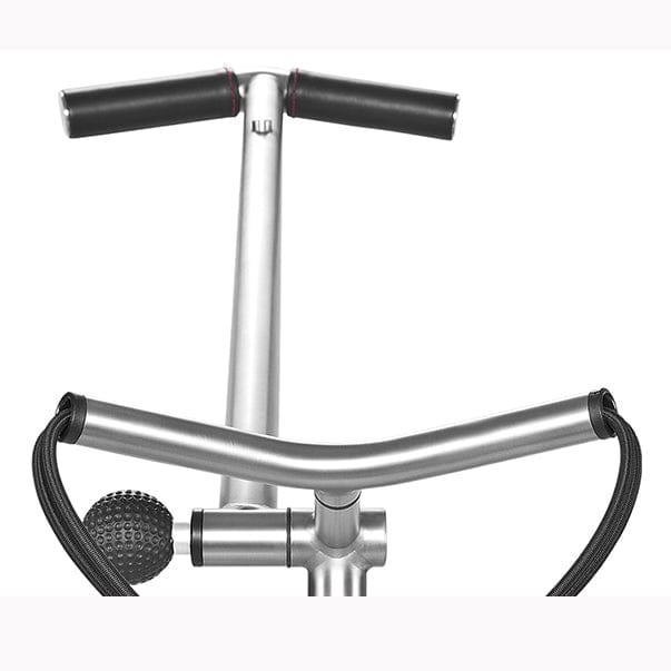 Silberner TiCad Canto Golftrolley mit T-förmigem Griff und schwarzem Fußpedal, drei GFK-Räder sichtbar.