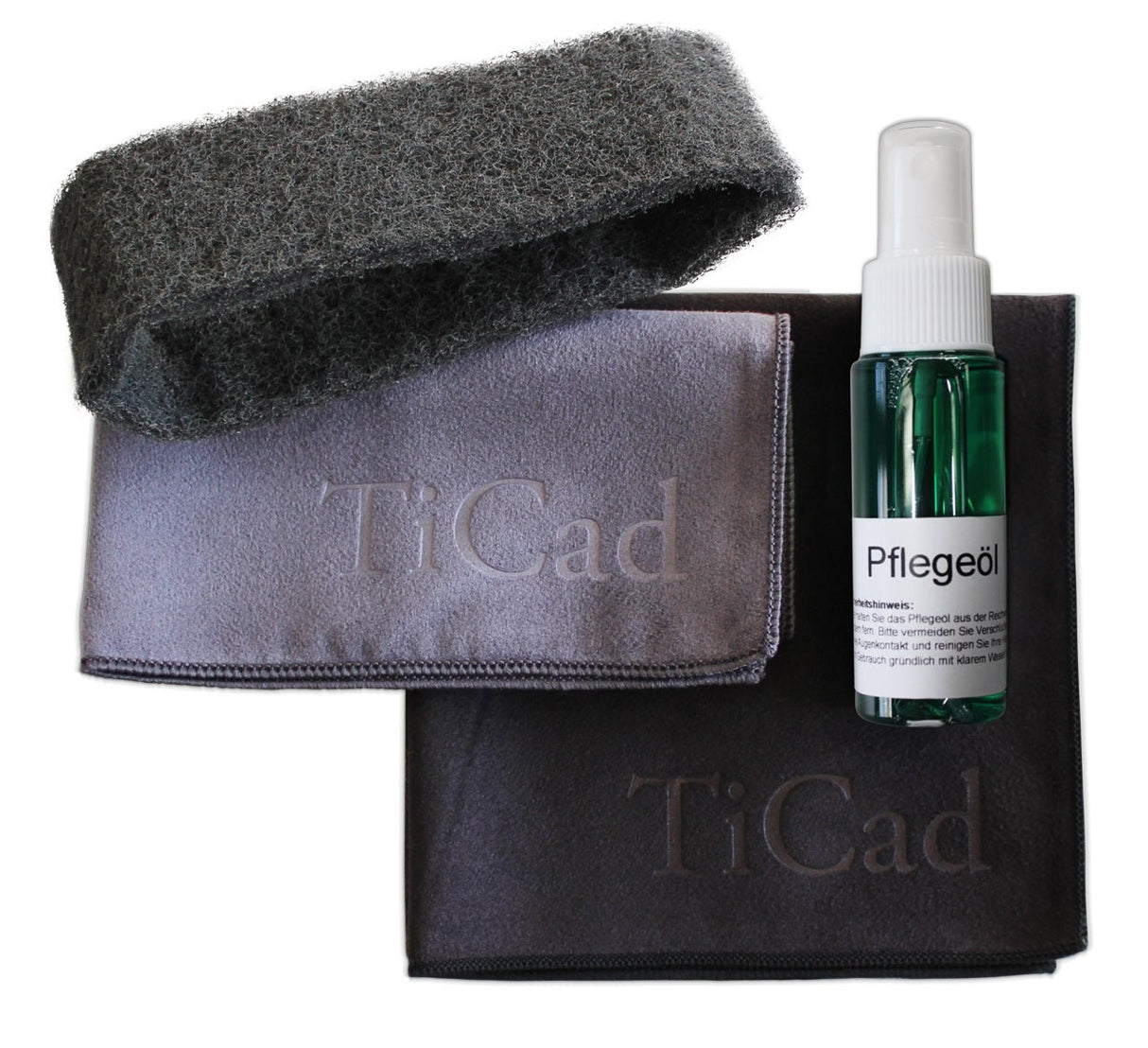 TiCad Golfpflegeset mit Reinigungsschwamm, grünem Pflegespray und zwei Mikrofaser-Tüchern.