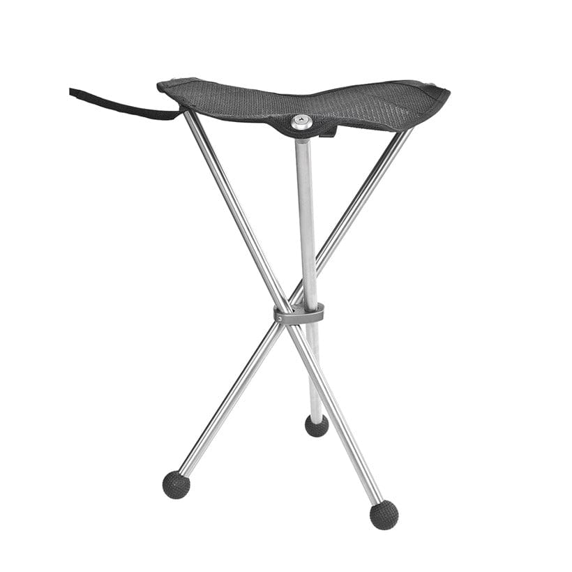 Klapphocker mit dreibeinigem Aluminiumgestell und schwarzer, ergonomischer Sitzfläche aus Mesh-Gewebe.