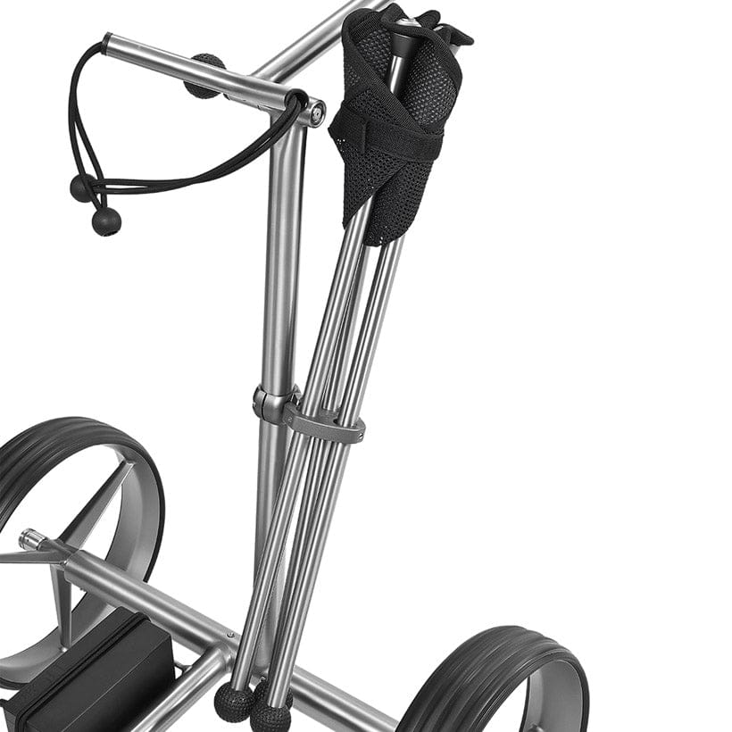 Titanfarbener TiCad Golfersitz mit robustem Rahmen und schwarzen Stoffriemen, montiert auf zwei großen Rädern.