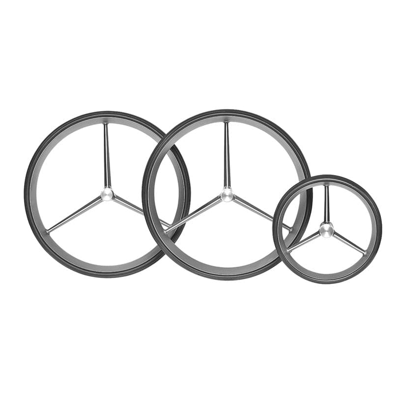 Drei schwarze Titanräder mit dreispeichigem silberfarbenem Design in verschiedenen Größen.