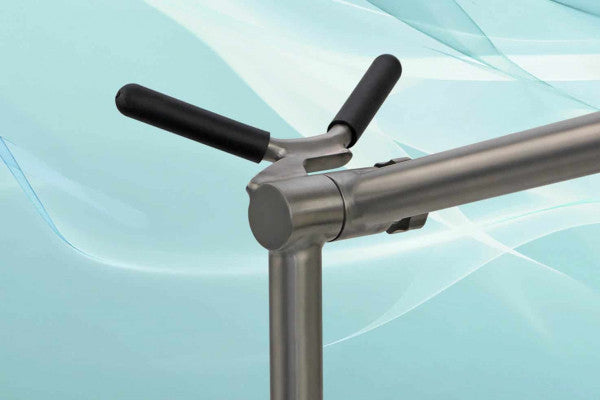 Titanfarbener Metallrahmen mit schwarzem Griff und robuster Verbindung für Golftrolley.