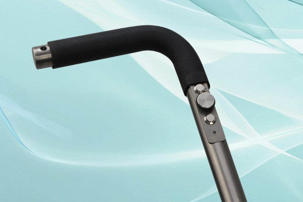 Schwarzer ergonomischer Griff mit Schaumstoffpolster und silbernem Bedienfeld am Golftrolley</s>.