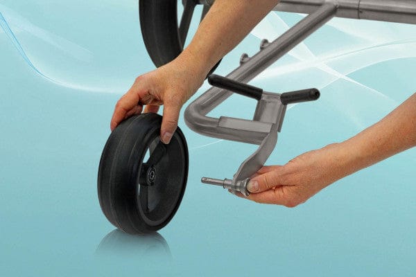 Hand montiert schwarzen Reifen an silbernem Golftrolley-Rahmen mit Griff und Achse.