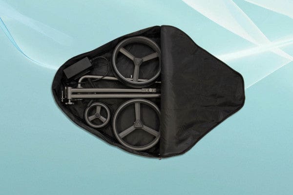 Blauer PG Powergolf Challenger Flat Titan elektrischer Golftrolley zusammengeklappt in Transporttasche.