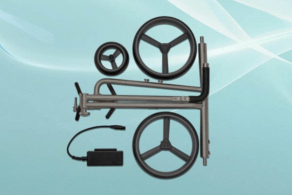 Elektrischer Golftrolleyrahmen PG Powergolf Challenger Flat Titan in titan-silber mit Lenkrad und Akku.