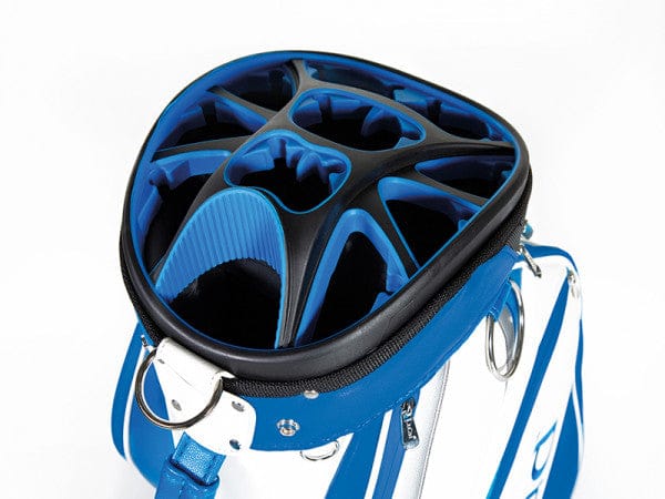 Blau-weißes JuCad Pro Tourbag Golfbag mit Fächern und schwarzem Rand am oberen Öffnungsschutz.