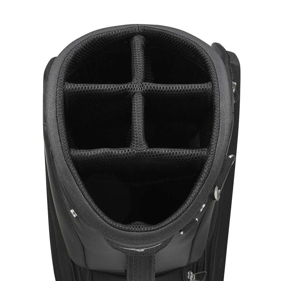 Schwarzes Mizuno Tour Staff Cartbag mit fünffach unterteiltem Schlägerfach und silbernen Druckknöpfen.