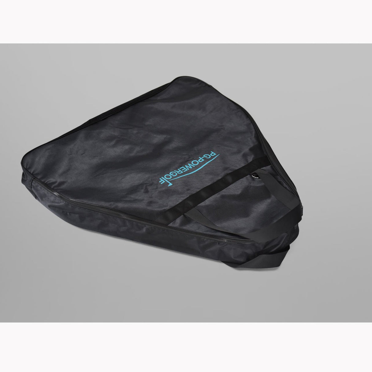 Schwarze dreieckige Tragetasche mit PG-Powergolf-Logo in Blau, wasserabweisendes Material.