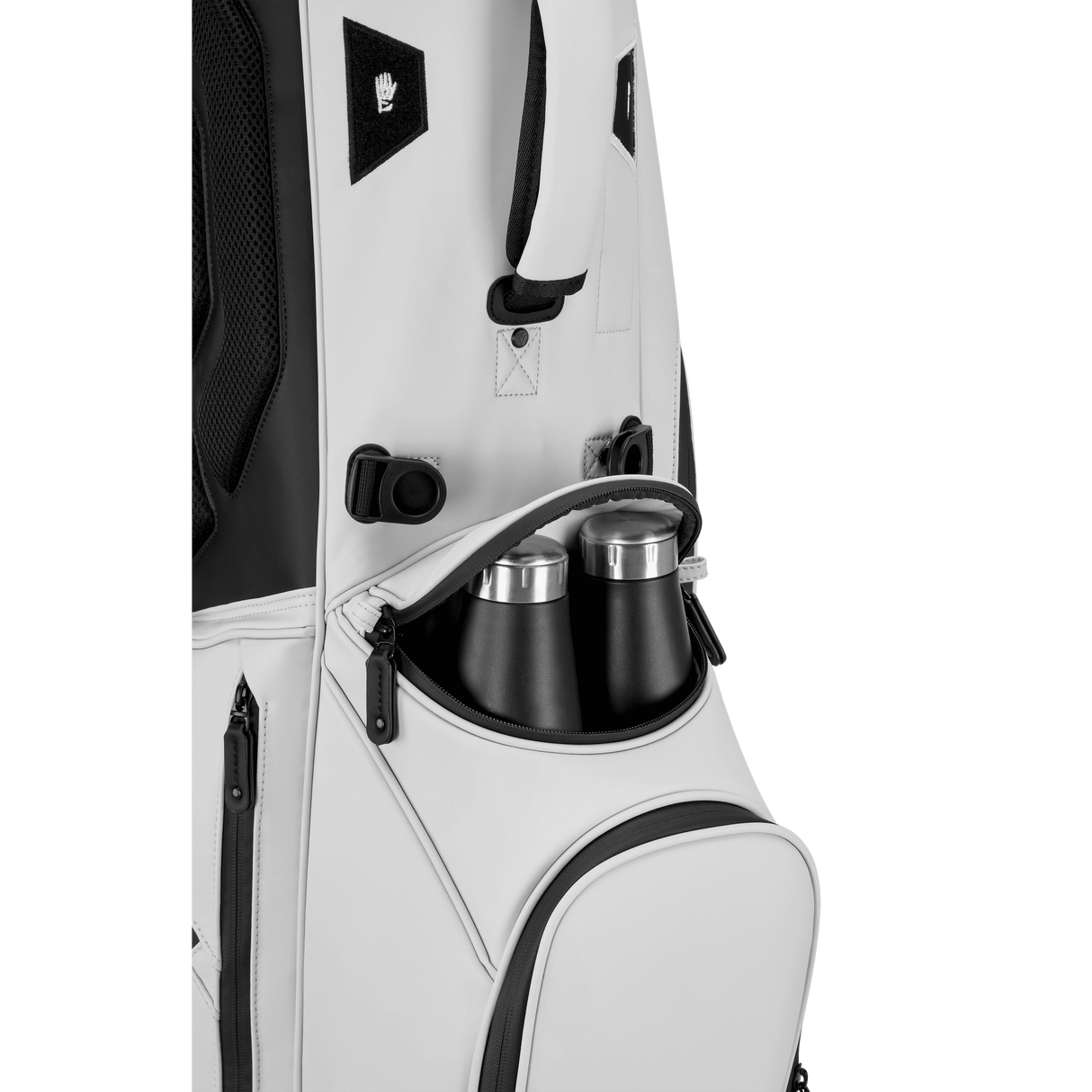 Off-White Golfbag mit isoliertem Getränkehalter und schwarzem Reißverschlussfach.