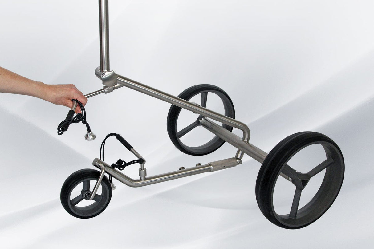 Schlanker Golftrolley-Rahmen aus Stahl in Titan-Grau mit drei schwarzen Rädern und Helmfahrschalter am Griff.