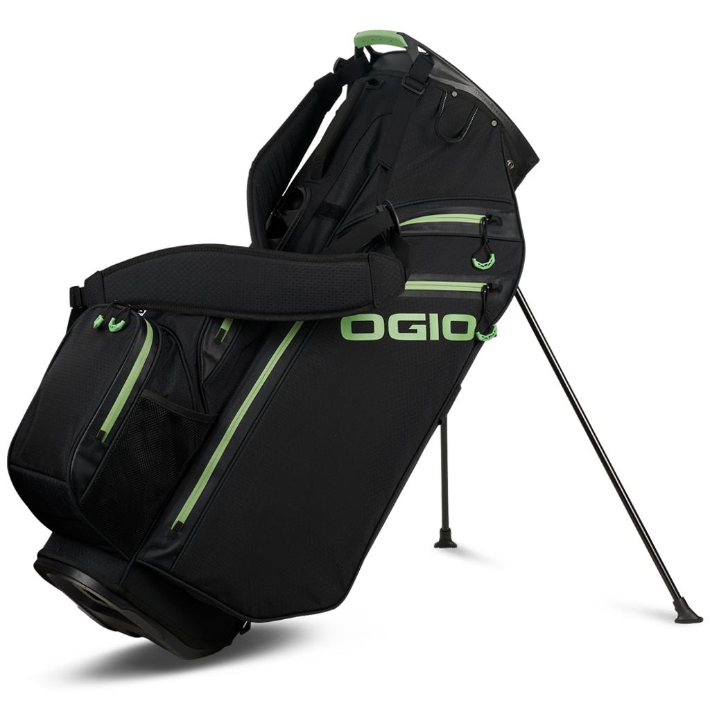Schwarze OGIO All Elements Stand Golftasche mit grünem Logo und grünen Reißverschlüssen, stabiler Standfuß.