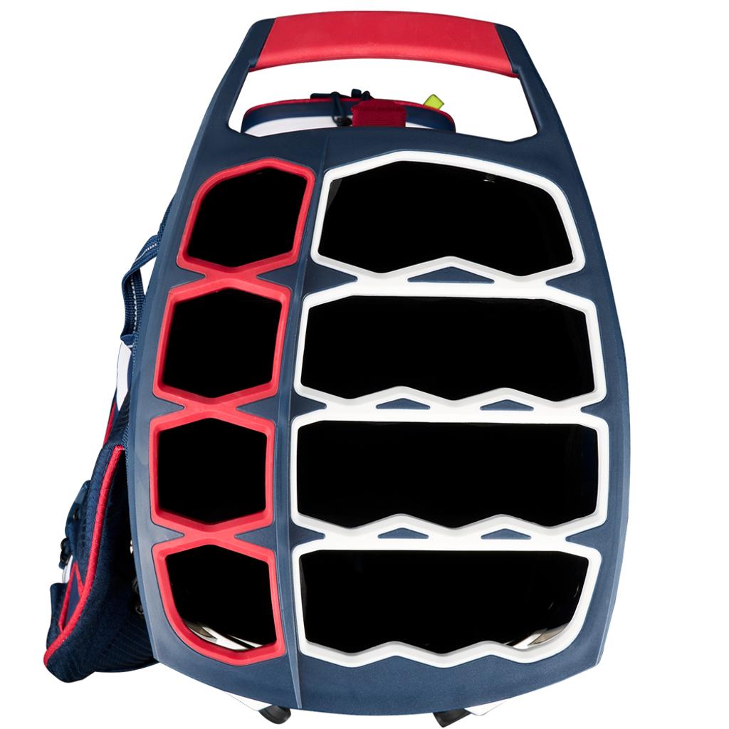 OGIO All Elements Stand Bag 2025 in Navyblau mit roten und weißen Akzenten und mehreren separat abgedeckten Taschenfächern.