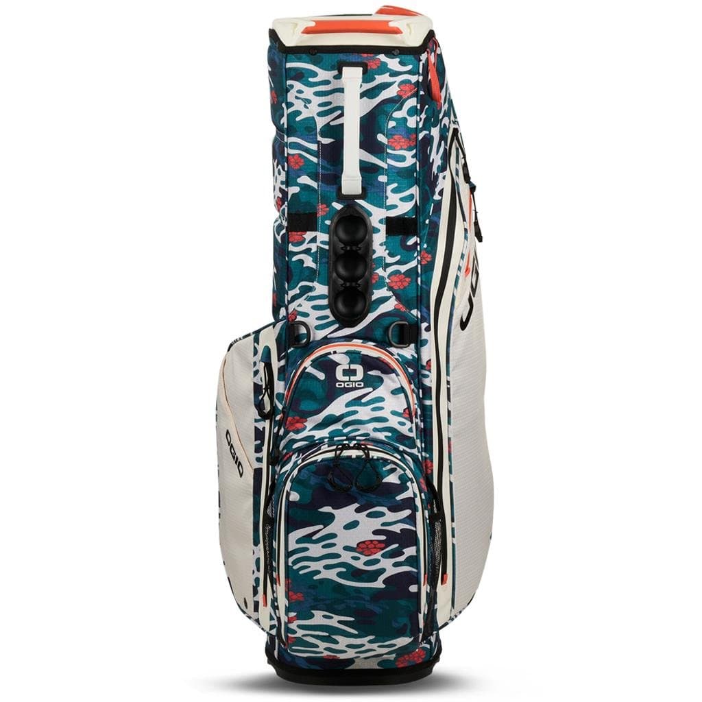 Golfstandtasche mit blauem, grauem und rotem Camouflage-Muster, mehreren Außentaschen und weißem Akzent.