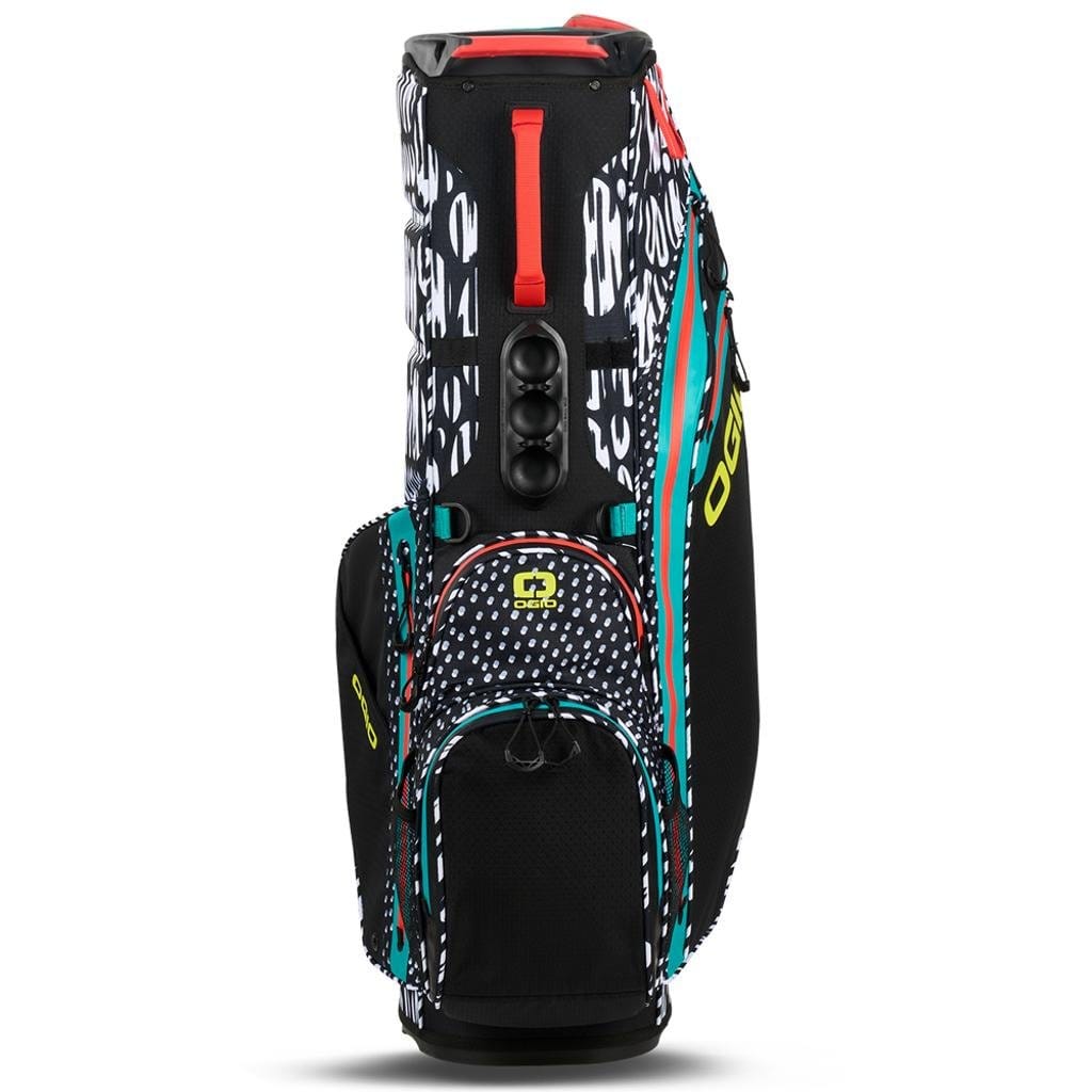 Schwarze OGIO All Elements Standtasche mit buntem Konstrastmuster und mehreren Reißverschlusstaschen.
