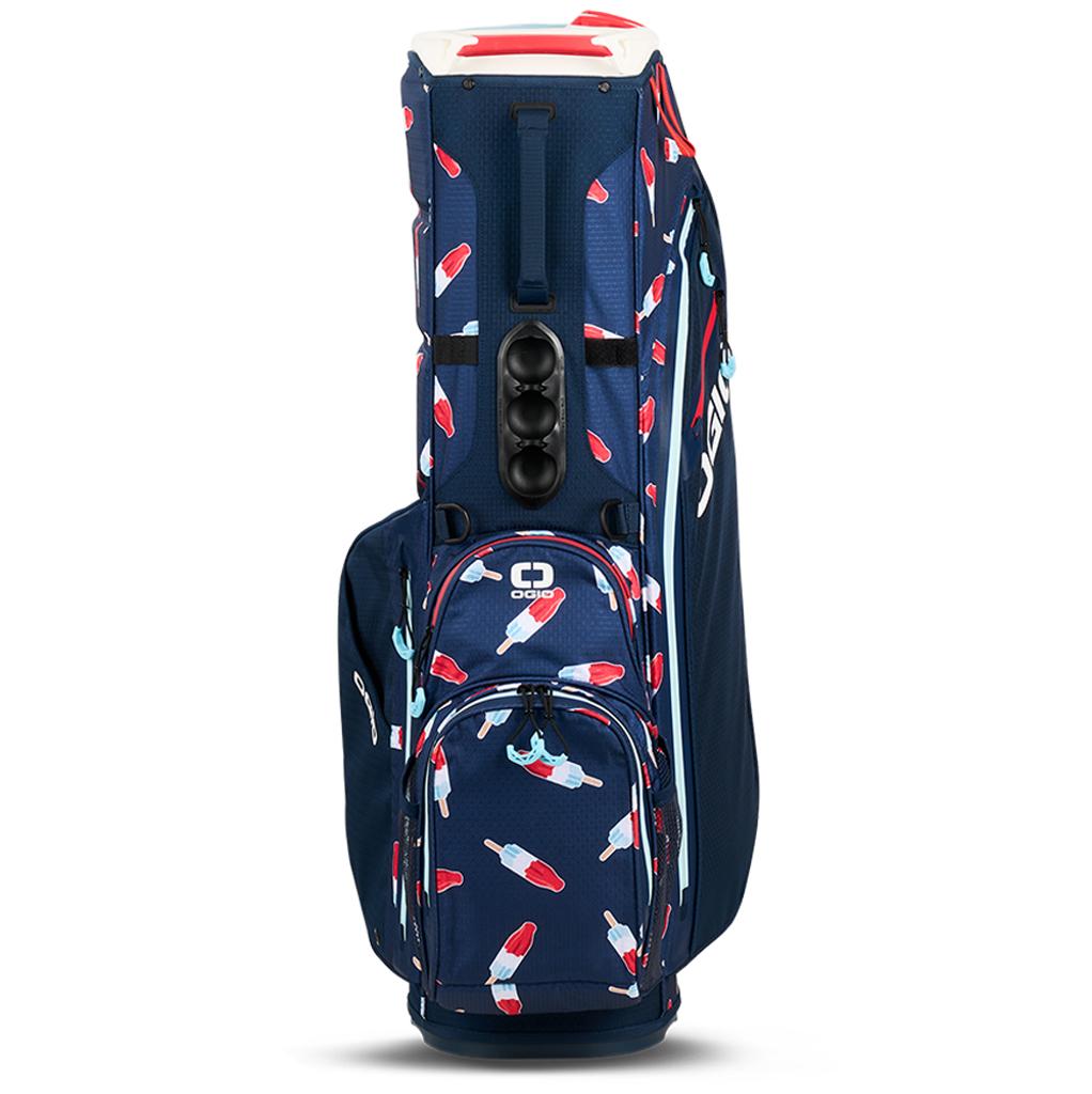 Dunkelblaues OGIO Standbag mit rot-weißen und blauen Raketenmotiven und mehreren Taschen.