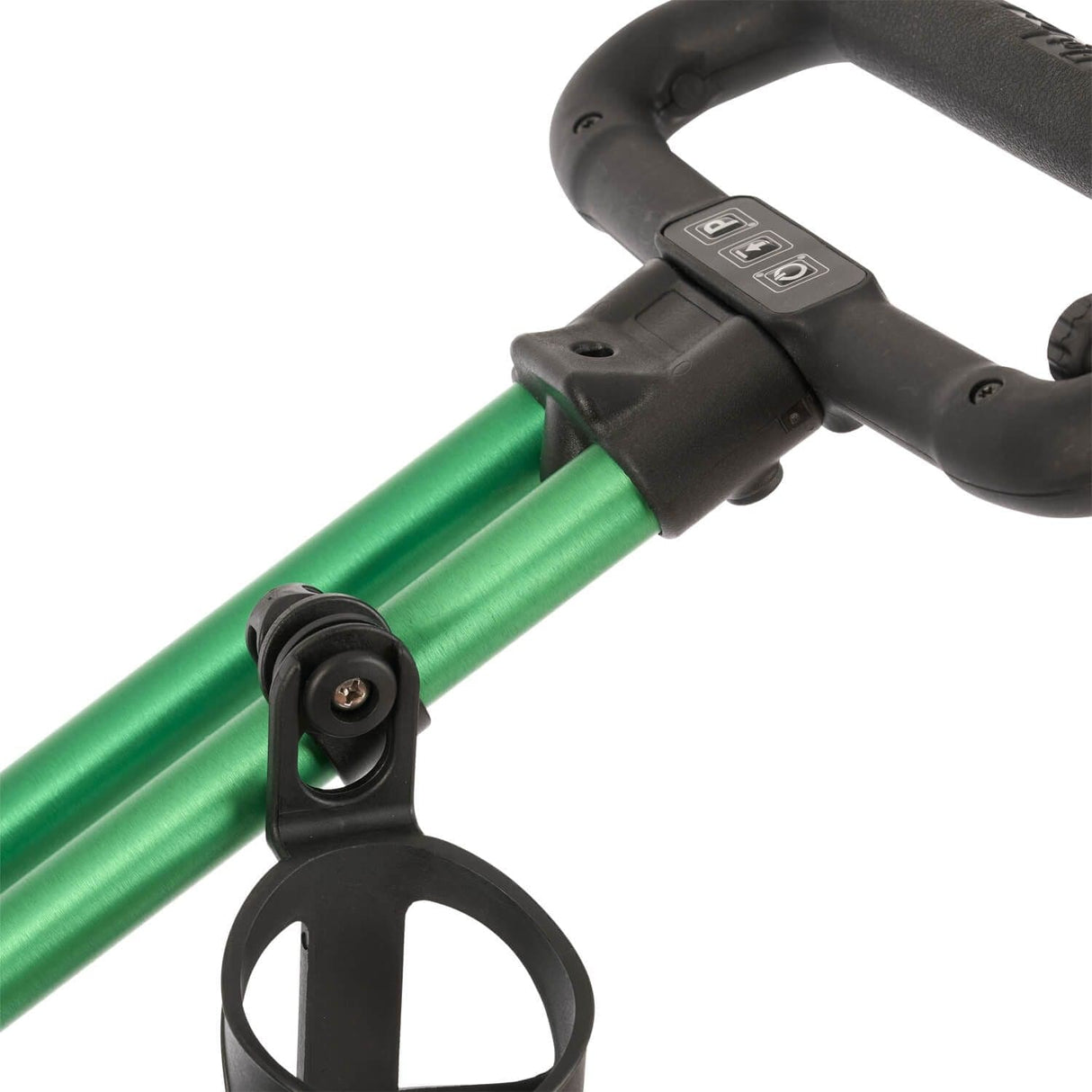 Schwarzer Getränkehalter aus Kunststoff am grünen Griff eines Golftrolleys befestigt.