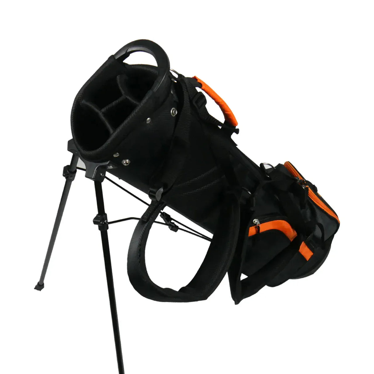 Schwarzes Golfset mit orangenen Akzenten und integriertem Standfuß, mehrere Taschen und Tragegriff.