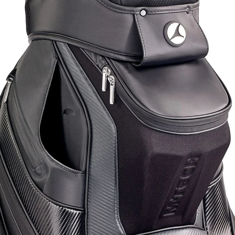 Schwarzes Motocaddy M-Tech Golf Cartbag mit strukturierten Einsätzen und mehreren Reißverschlusstaschen.