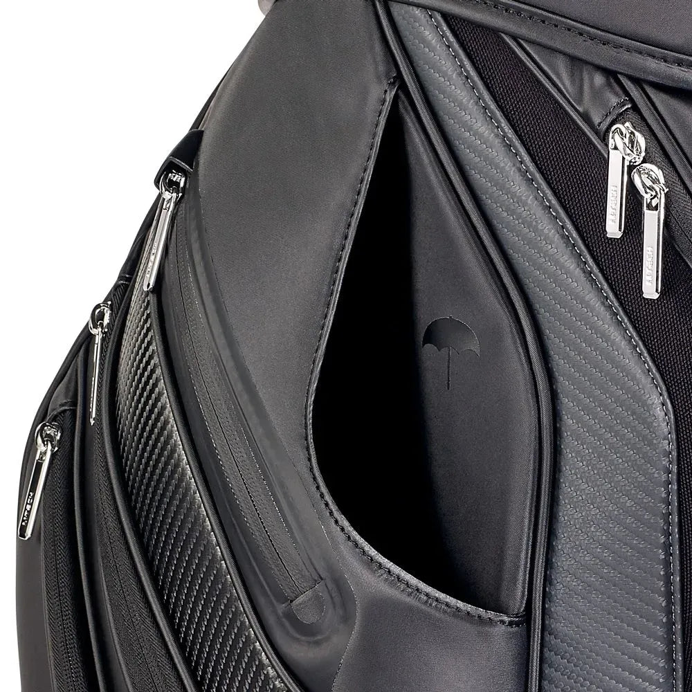 Schwarzes Motocaddy M-Tech Cartbag mit mehreren Taschen und silbernen Reißverschlüssen, modernes Design.