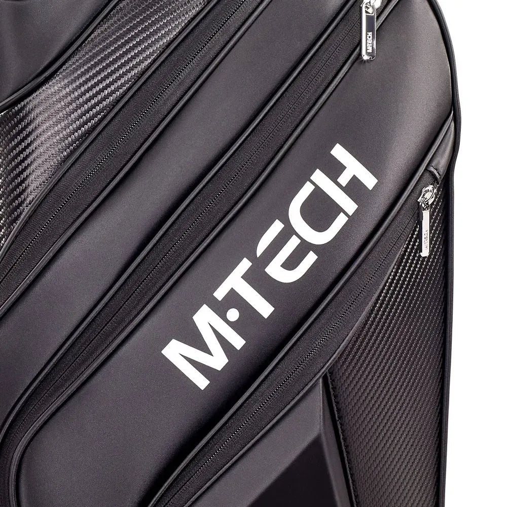 Schwarzes Motocaddy M-Tech Golf-Cartbag mit weißem Logo und Reißverschlusstaschen aus strukturiertem Material.