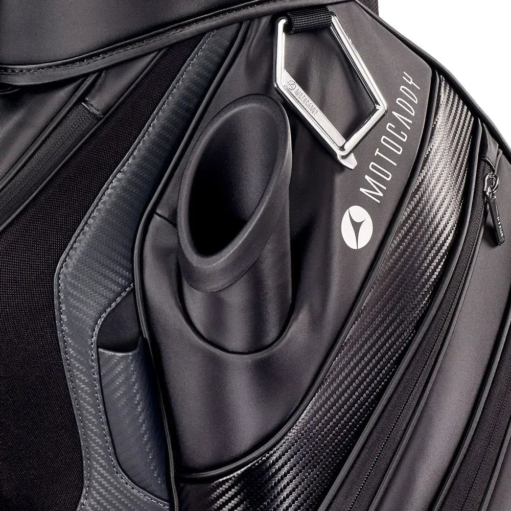 Schwarzes Motocaddy M-Tech Cartbag mit separatem Flaschenhalter und silbernem Karabinerhaken.