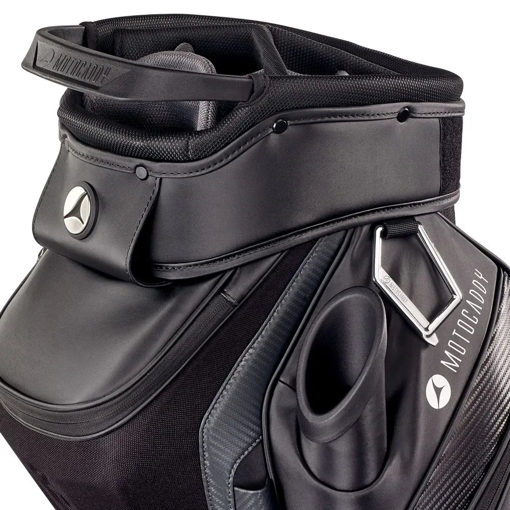 Schwarzes Motocaddy M-Tech Cartbag mit mehreren Fächern, robustem Tragegriff und weißem Logo.