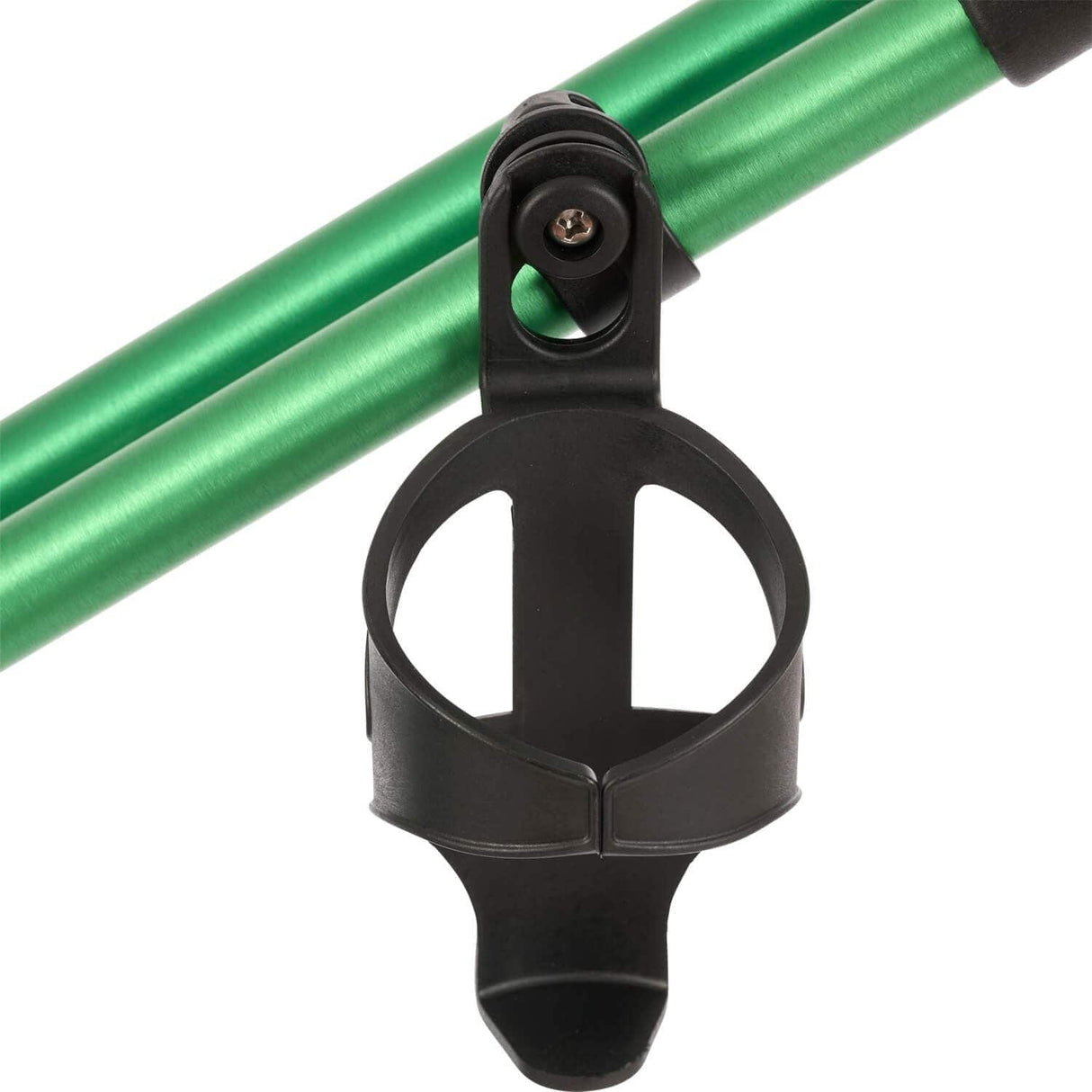 Schwarzer Getränkehalter aus Kunststoff befestigt an grünem Metallrohr für Golf-Trolley.