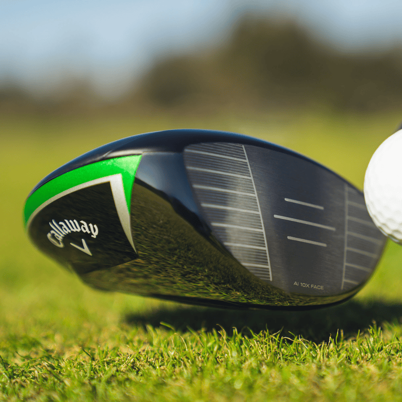 Schwarzer Callaway Elyte Driver mit grünem Akzent und gelbem Schriftzug auf Rasen mit Golfball.