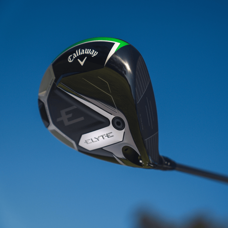 Callaway Elyte Driver Golfholz in Schwarz mit grünem Akzent vor blauem Himmel.