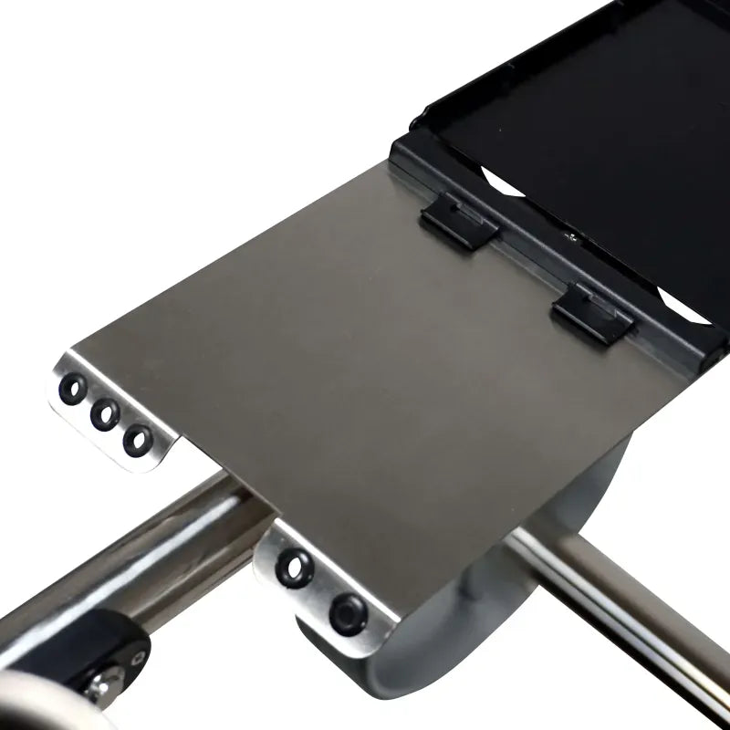 Silberner Metallträger mit schwarzen Halterungen und Rollen für Elektrocaddy.