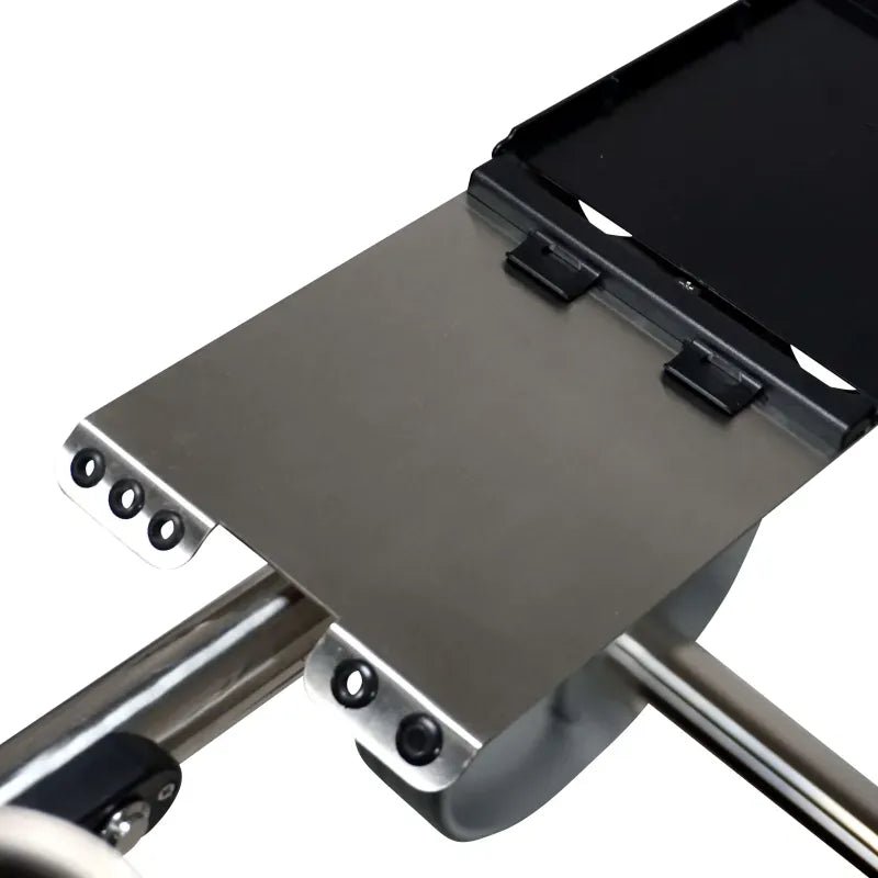 Silberner Metallträger mit schwarzen Halterungen und Rollen für Elektrocaddy.