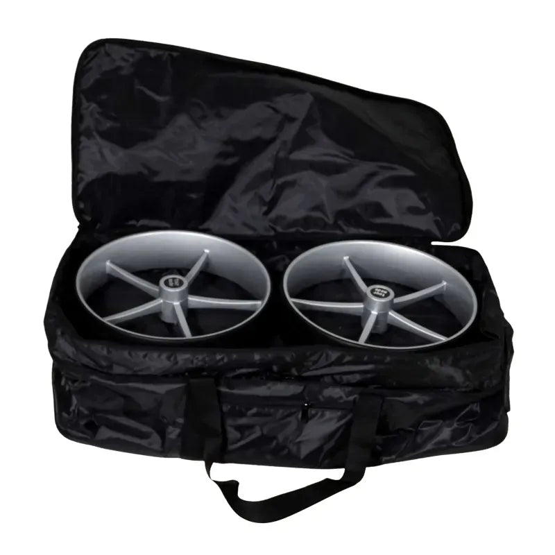 Schwarze Transporttasche mit zwei silbernen Golftrolley-Rädern, passend für Haicaddy HC9 Black Edition.