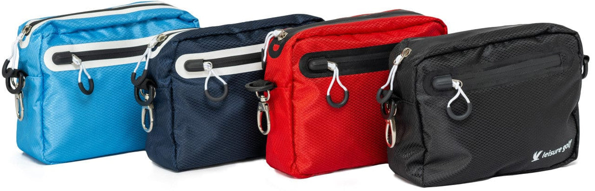 Vier Wertsachentaschen in Blau, Dunkelblau, Rot und Schwarz mit Reißverschluss und Metallkarabinerhaken.