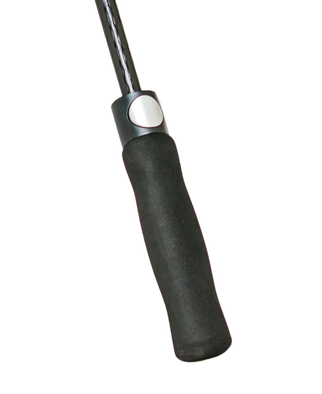 Schwarzer ergonomischer Griff mit silbernem Knopf am Golfschirmstiel.