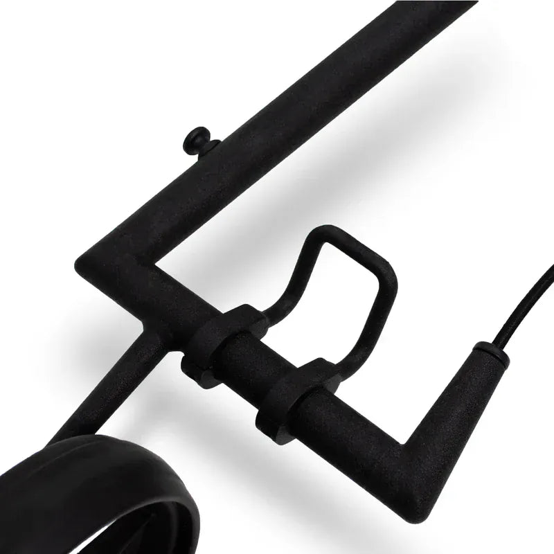 Schwarze E-Lite Untere Taschenhalterung aus Metall mit Befestigungsclips und Kabelhalterung.