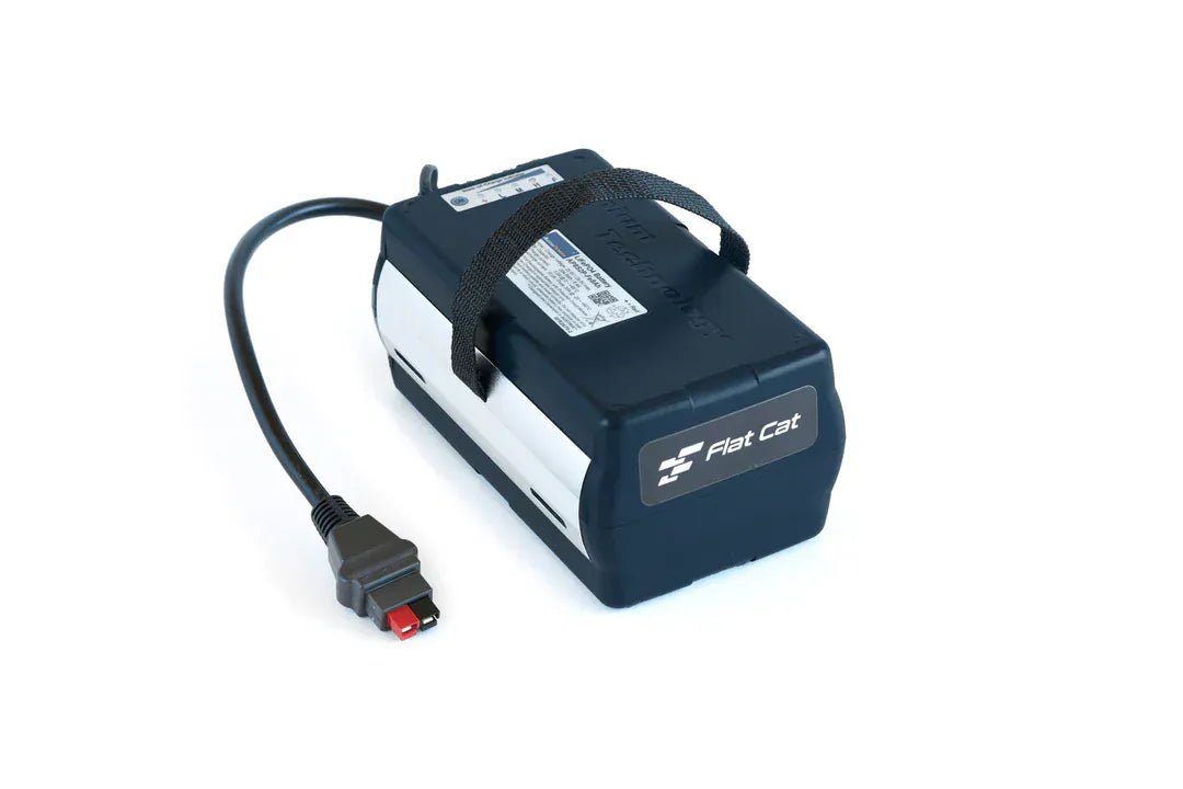 Li-Fe Akku mit schwarzem Schutzgehäuse und Ladekabel für Golf-Trolley Zubehör.