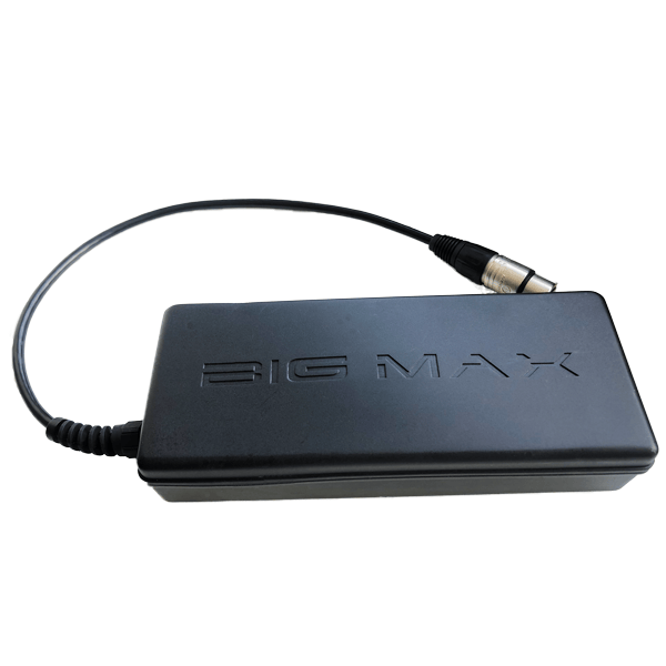 Schwarze rechteckige Big Max Powerbank mit Kabelanschluss für Elektro-Golftrolley.