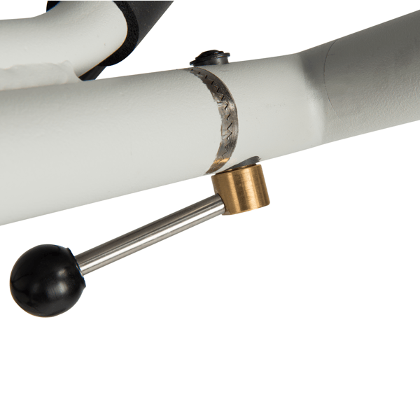 Nahtlose weiße Metallverbindung mit gebürstetem Stahl und schwarzem Kunststoffgriff am Big Max e-LITE 3 Golftrolley.