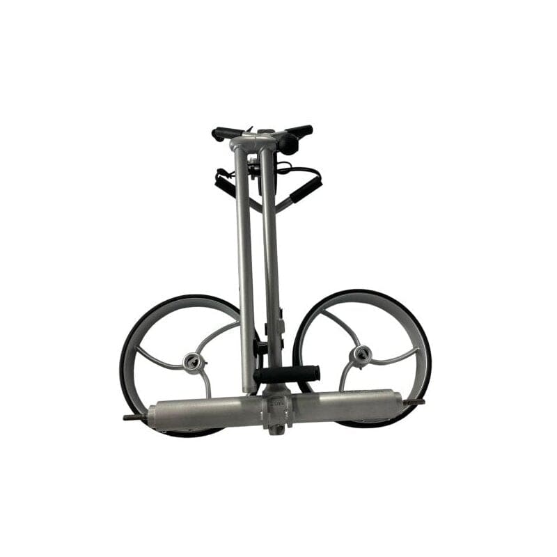 Elektrischer Golf Trolley Ranger aus silbernem Aluminium, kompakt zusammengeklappt, zwei große Räder, integrierter Griff.