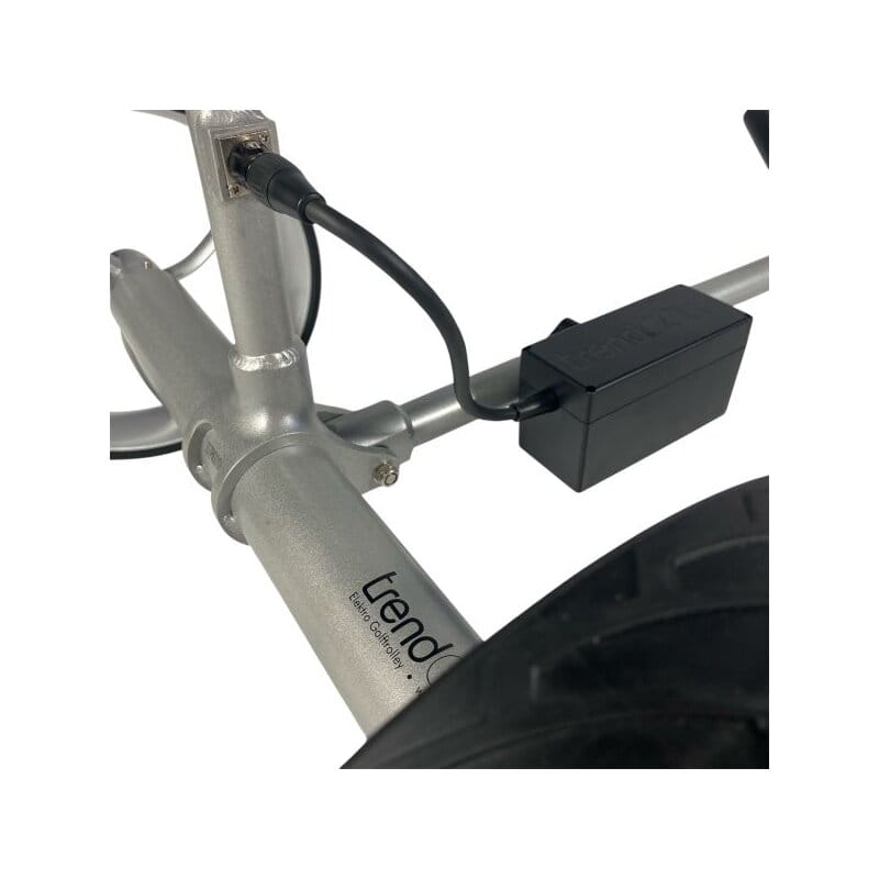 Silberner Aluminium-Golf-Trolley Ranger mit elektrischem Kabel und schwarzer Batteriebox.