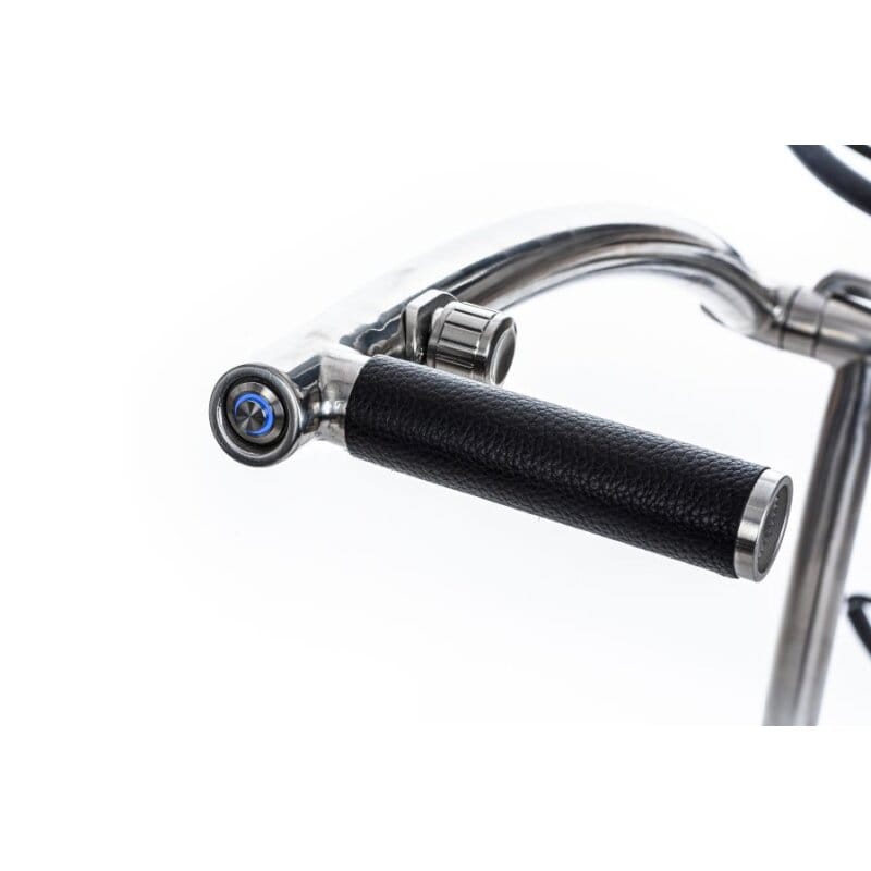 Griff mit schwarzem, geriffeltem Gummi und poliertem Edelstahl am Elektrotrolley Streaker S.