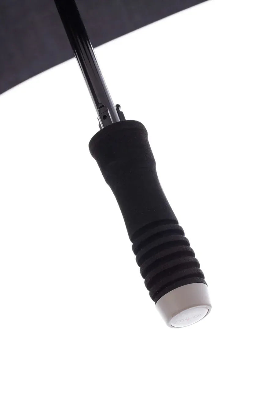 Schwarzer Teleskop-Regenschirm mit ergonomischem, gerilltem Griff und silberner Abschlusskappe.