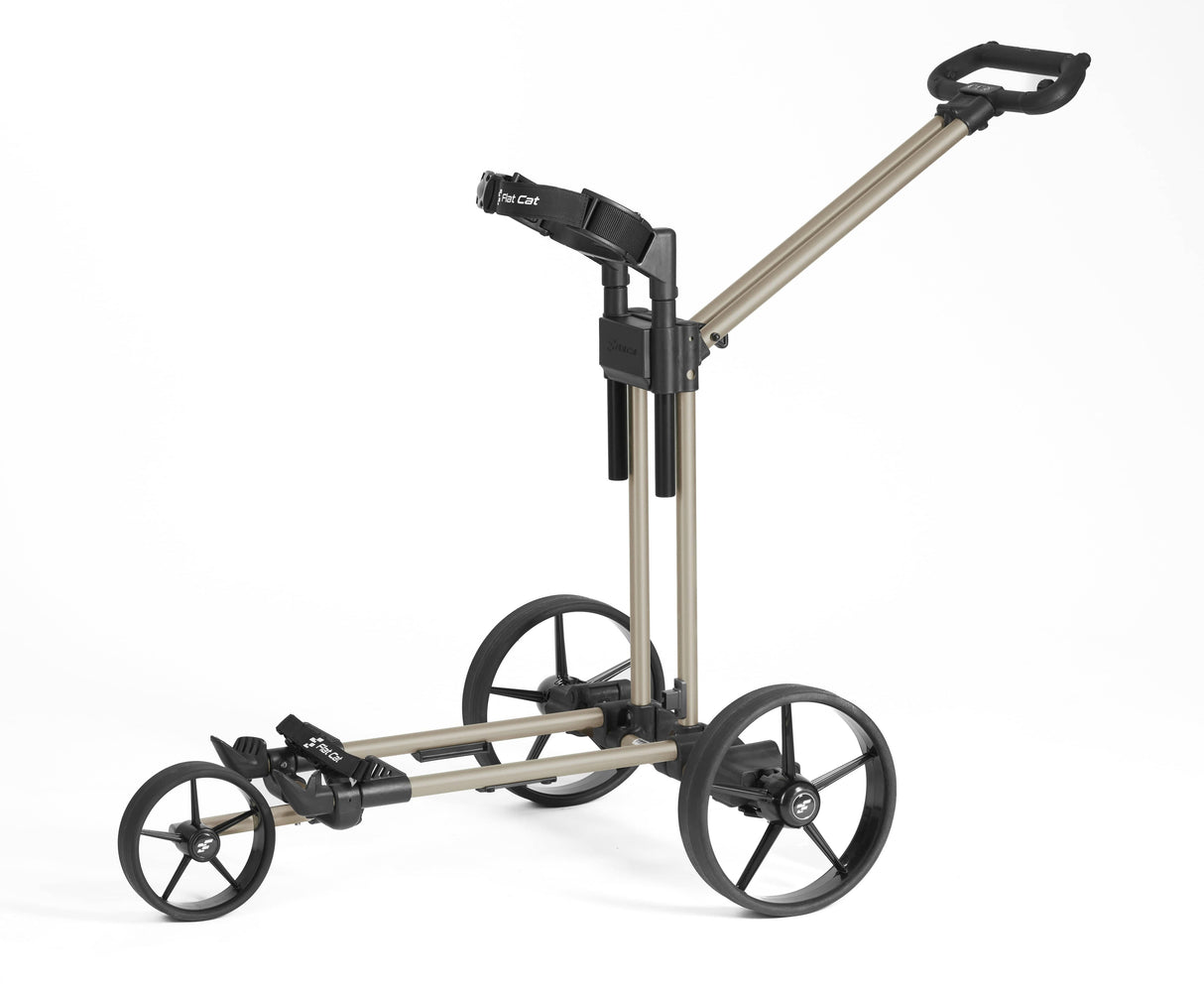 Elektrischer Golf Trolley Flat Cat Gear 2025 in Metalloptik mit drei großen Rädern und verstellbarem Griff.